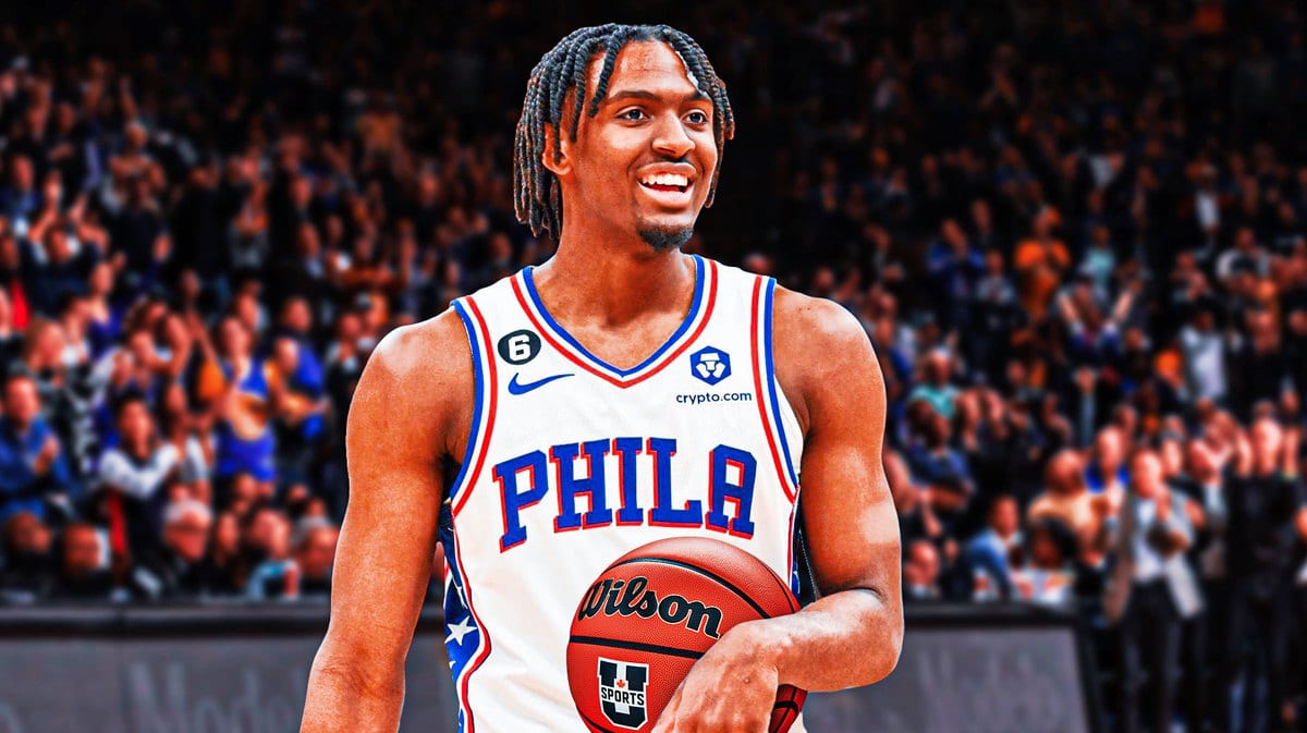 Sixers guard Tyrese Maxey holding the basketball